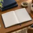 Agenda aberta e materiais organizados em uma mesa de estudos.